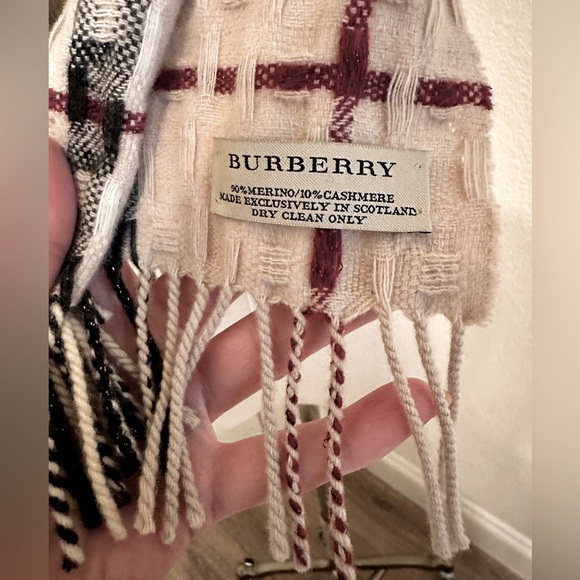 Burberry merino winter scarf - Picture 4 of 6